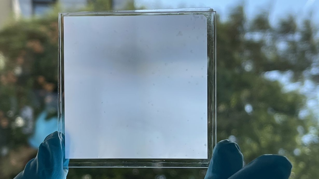 Cooling, light-Transmissive, and glare-Free: the new material combines several unique properties.