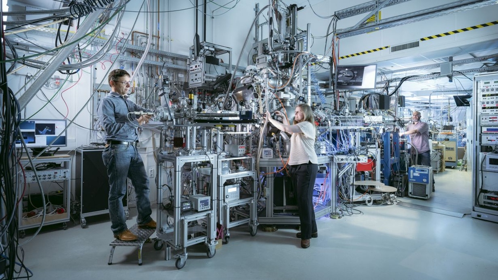 KIT Researchers adjusting the beam into the new NAPXAS instrument.