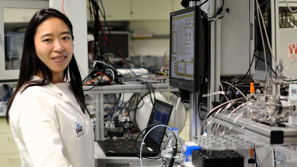 Dr. Siqi Liu investigates electrochemical oxidation and membrane separation for water treatment at the IAMT. 