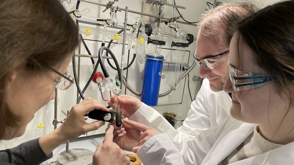 Professor Stefanie Dehnen (left) with Dr. Benjamin Peerless (center) and Dr. Julia Rienmüller (right) in the lab. 