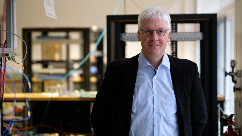 Christian Koos macht mit seiner Forschung die Digitalisierung nachhaltiger.