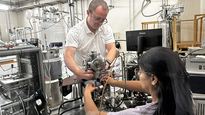 Pooja Singh and Michael Jurkutat, co-authors of the scientific paper, installing an NMR sample head in the magnet used for the measurements.